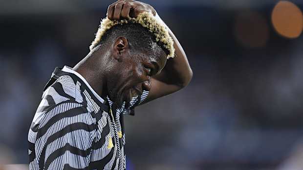 Paul Pogba rascándose la cabeza
